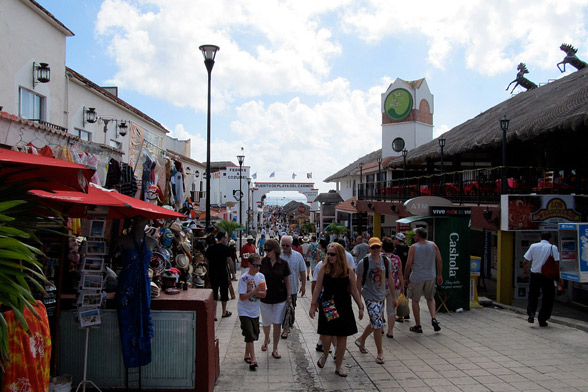 Restaurantes e lojas na Quinta Avenida, na Playa del Carmen.