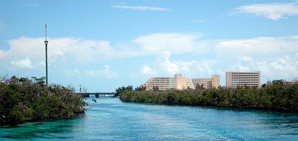 Veja a paisagem de Cancun no alto da Torre Escénica.