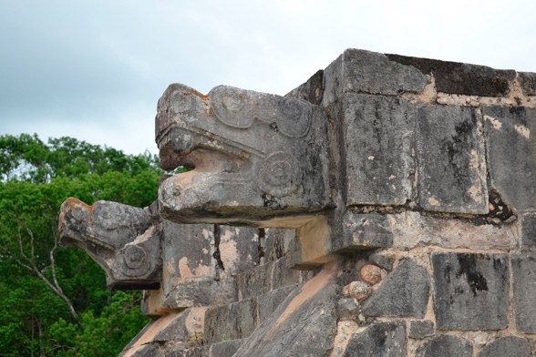 Serpente talhada em pedra em Chichén Itzá. (Foto por Alejandra Ramírez).