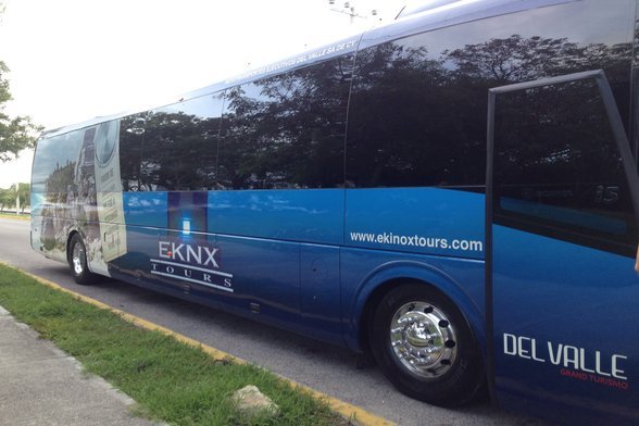 Ônibus de viagem do EKNX TOURS. (Foto por Alejandra Ramírez).