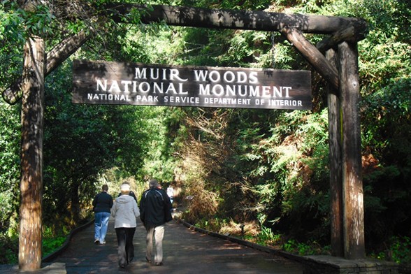 Uma família caminha até a entrada do parque Muir Woods, na Califórnia