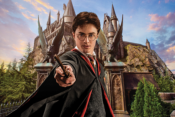 Harry Potter™ aponta sua varinha para a frente. Ele está em frente ao castelo de Hogwarts Harry Potter™.