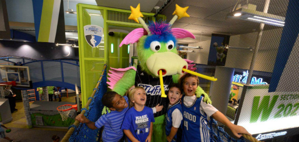 Crianças riem em frente a Stuff, o mascote do time da NBA Orlando Magic