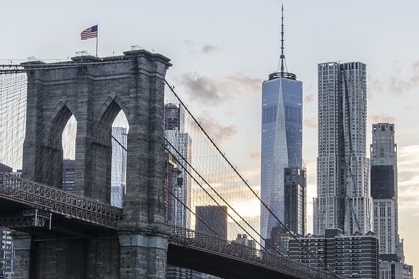 Ponte do Brooklyn em Nova York e o skyline ao fundo