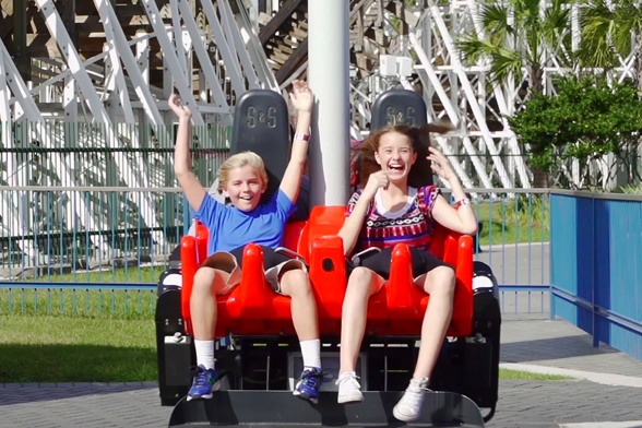 Duas crianças em uma atração do parque Fun Spot America, em Orlando