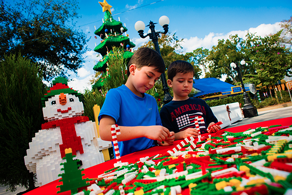 Duas crianças montam blocos LEGO® no Christmas Bricktacular no LEGOLAND® Florida Resort