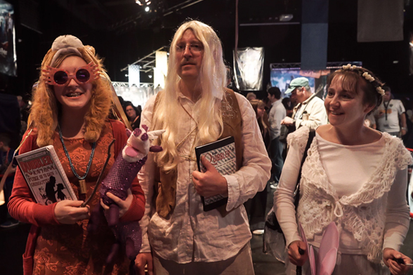 Três pessoas se vestem com figurinos da saga Harry Potter™ em A Celebration of Harry Potter™