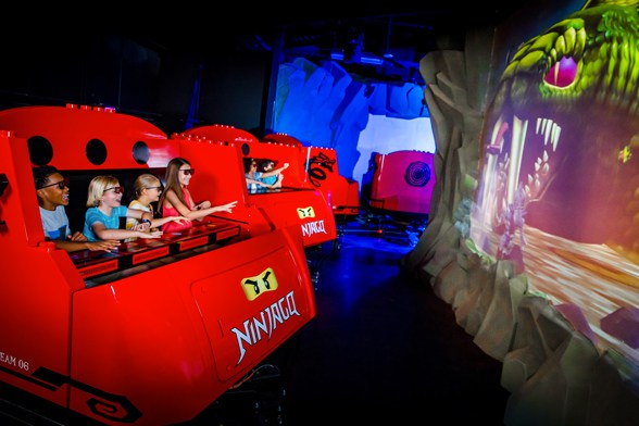 Crianças se divertem na atração LEGO® NINJAGO® The Ride no LEGOLAND® Florida Resort.