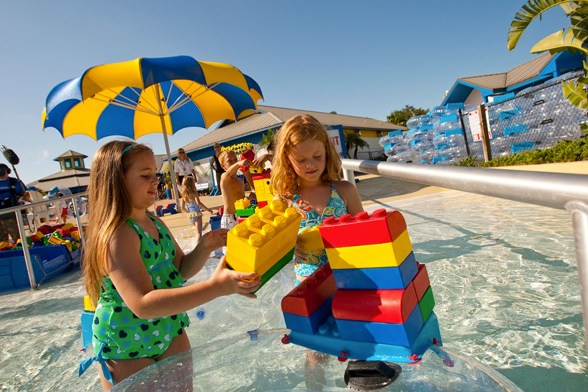 Duas meninas brincam com blocos LEGO® no LEGOLAND Water Park, perto de Orlando.