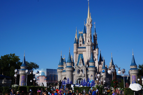 Vista frontal do Castelo da Cinderella durante o dia no Magic Kingdom, no Walt Disney World, em Orlando.