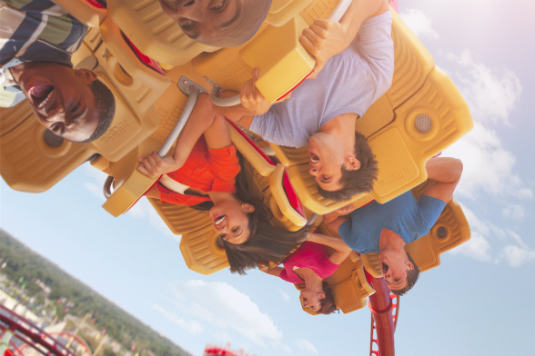 Pessoas na montanha-russa Hollywood Rip Ride Rockit™ no Universal Studios Florida™ durante um looping