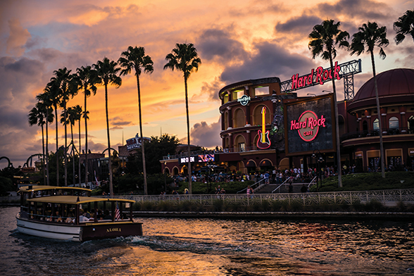 Foto do Universal CityWalk™ ao entardecer, com o Hard Rock Cafe ao fundo.