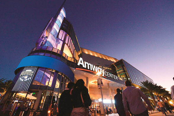 Foto do Amway Center, estádio onde acontecem os jogos do Orlando Magic, à noite