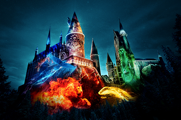 The Nighttime Lights at Hogwarts™ Castle no Universal’s Islands of Adventure™, com luzes e projeções no Castelo de Hogwarts™