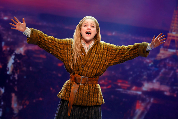 Anya cantando a música "Journey To The Past", do musical Anastasia, da Broadway.