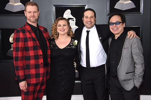 Da esquerda para a direita, David Hein e Irene Sankoff, cocriadores de Come From Away, e Ian Eisendrath e David Lai, produtores do álbum nos Grammy Awards.