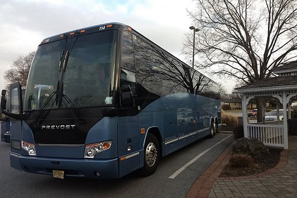 Ônibus usado no tour à Philadelphia e comunidade amish saindo de Nova York (Foto: Natália Grandi)