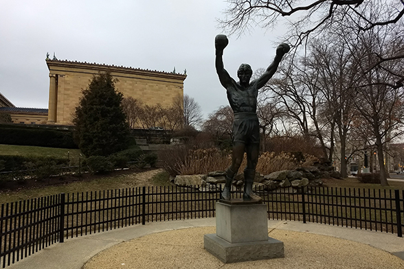 Estátua de Rocky Balboa, localizada em frente ao Museu de Arte da Filadélfia, nos Estados Unidos (Foto: Natália Grandi)