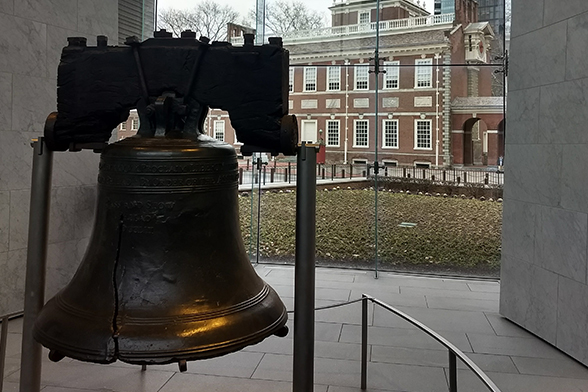 Liberty Bell, símbolo da Revolução Americana, mostrado em tour na Filadélfia saindo de Nova York (Foto: Natália Grandi)