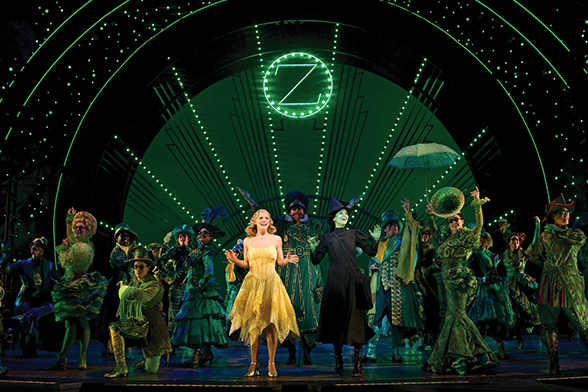 Glinda e Elphaba chegam à Cidade Esmeralda no musical Wicked, da Broadway