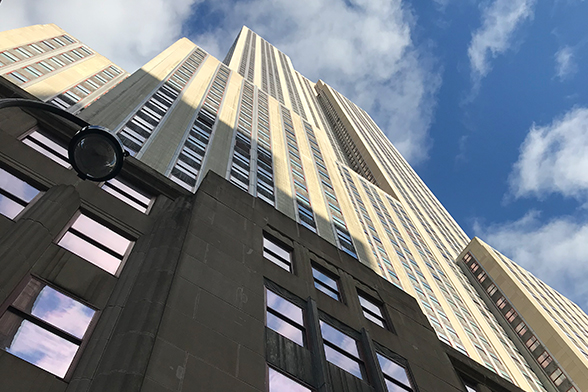 Empire State Building, em Nova York, visto do lado de fora, de baixo para cima. (Foto: Natália Grandi)