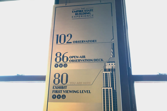 Explicação do que há em cada andar do Empire State Building. No andar 80, o primeiro piso do observatório e uma exibição. No 86, a área aberta, e no 102, o último piso para visitação. (Foto: Natália Grandi)