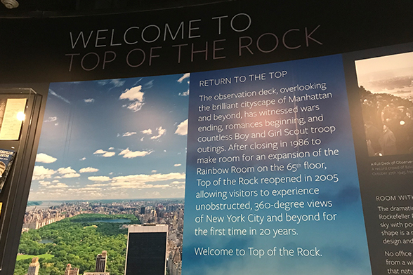 Parede do Top of the Rock contando sobre a história deste atração de Nova York. (Foto: Natália Grandi)