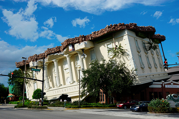 WonderWorks, atração em Orlando. A foto mostra o exterior da atração, que é uma casa de ponta-cabeça