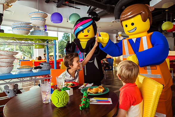 Crianças se divertem com bonecos de LEGO em tamanho real no LEGOLAND® Florida Resort 