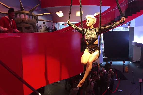 Lobby do Madame Tussauds de Nova York com escultura da cantora Pink pendurada no teto