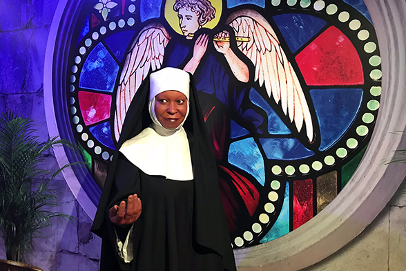 Whoopi Goldberg vestida como Irmã Mary Clarence no filme Mudança de Hábito no Madame Tussauds de Nova York