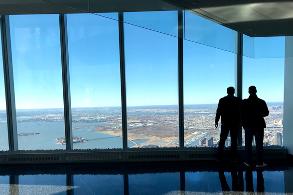 Vista do interior do One World Observatory, em Nova York (Foto: Natália Grandi)