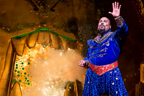 Gênio da Lâmpada no musical Aladdin, da Broadway. Ele está em frente à caverna das maravilhas.