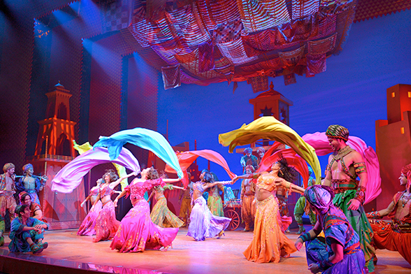 Cena da música "Arabian Nights" do musical Aladdin, na Broadway. Dançarinas fazem coreografia com lenços.