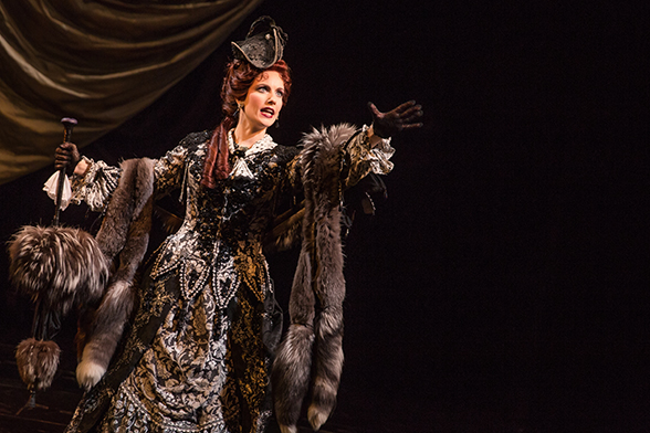 Raquel Suarez Groen como Carlotta Guidicelli no musical O Fantasma da Ópera, em Nova York