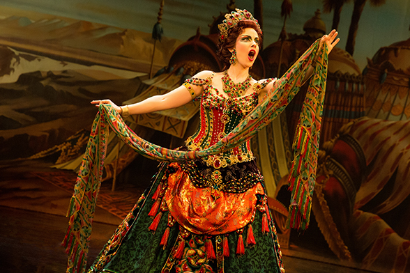 Raquel Suarez Groen como Carlotta Guidicelli no musical O Fantasma da Ópera, em Nova York