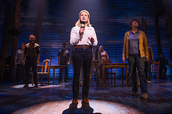 Cena do musical Come From Away, da Broadway, em Nova York, em que uma jornalista reporta a notícia do 11 de setembro.