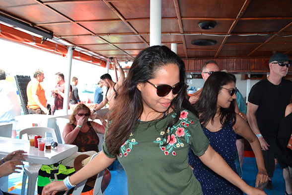 Turista dança a bordo do Dancer Cruise em Cancun, durante o dia.