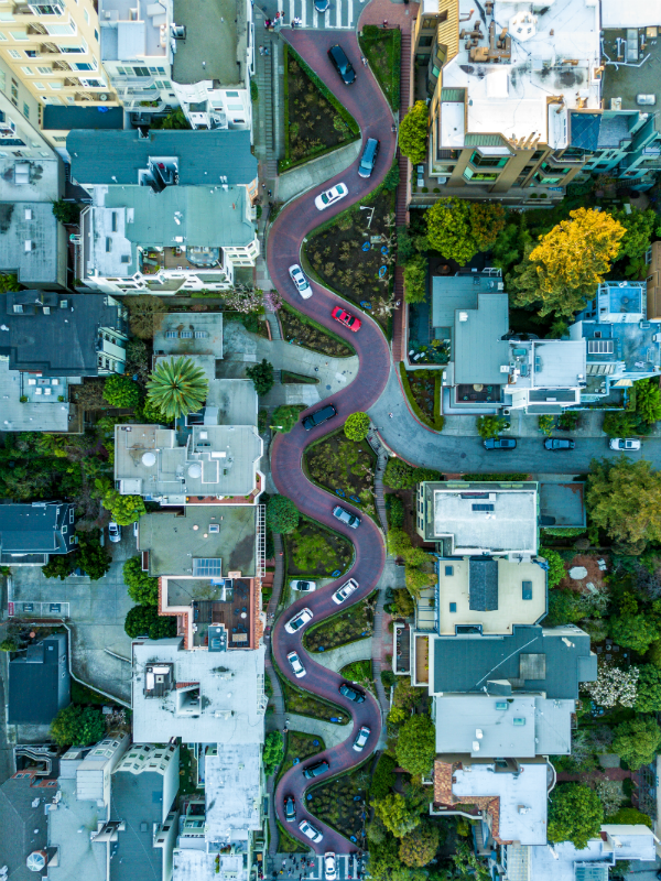 Dicas de bancos de imagens e vídeos gratuitos: Uma visão da Lombard Street, em San Francisco, encontrada no Unplash.