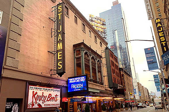 fachada St. James Theatre musical frozen broadway