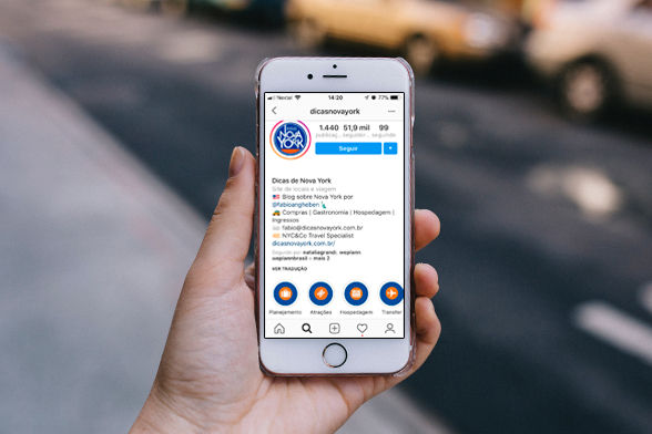Celular mostrando o perfil do blog Dicas Nova York no Instagram.